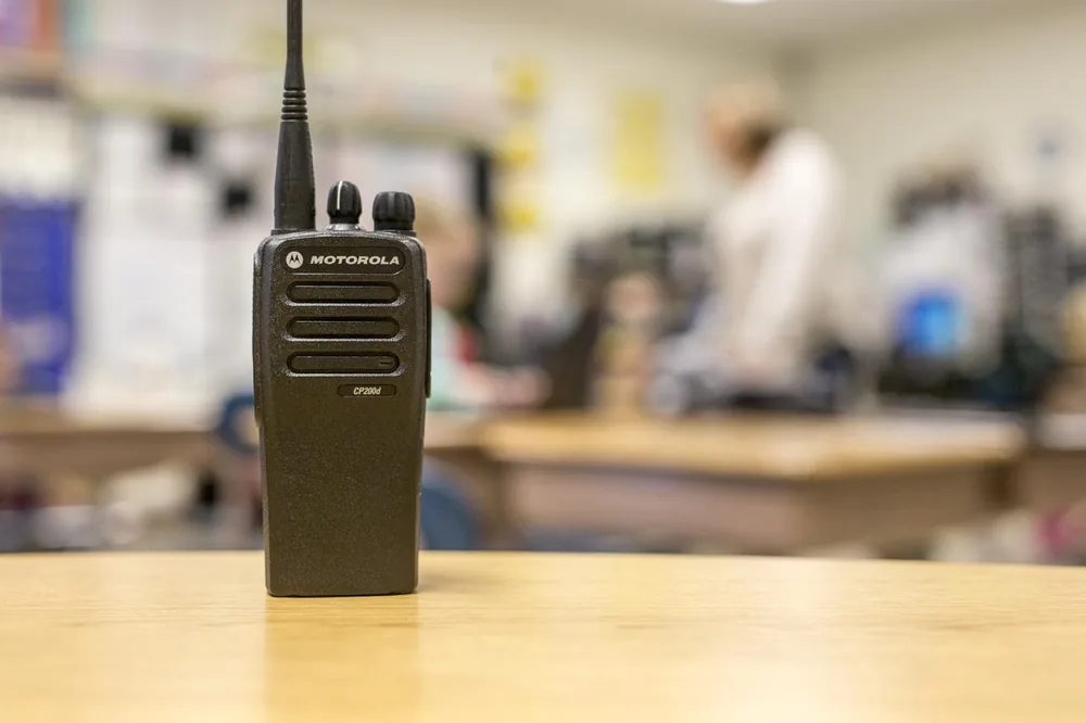 Rádio Motorola DEP450 sobre a mesa em ambiente de trabalho